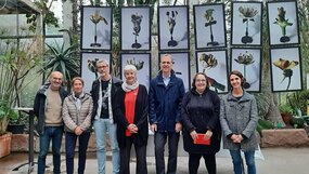 La nouvelle équipe dans la serre froide du Jardin botanique devant l'exposition Florilèges