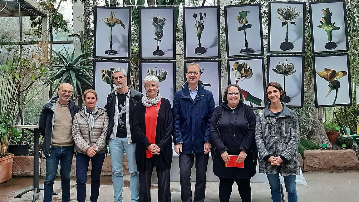 La nouvelle équipe dans la serre froide du Jardin botanique devant l'exposition Florilèges